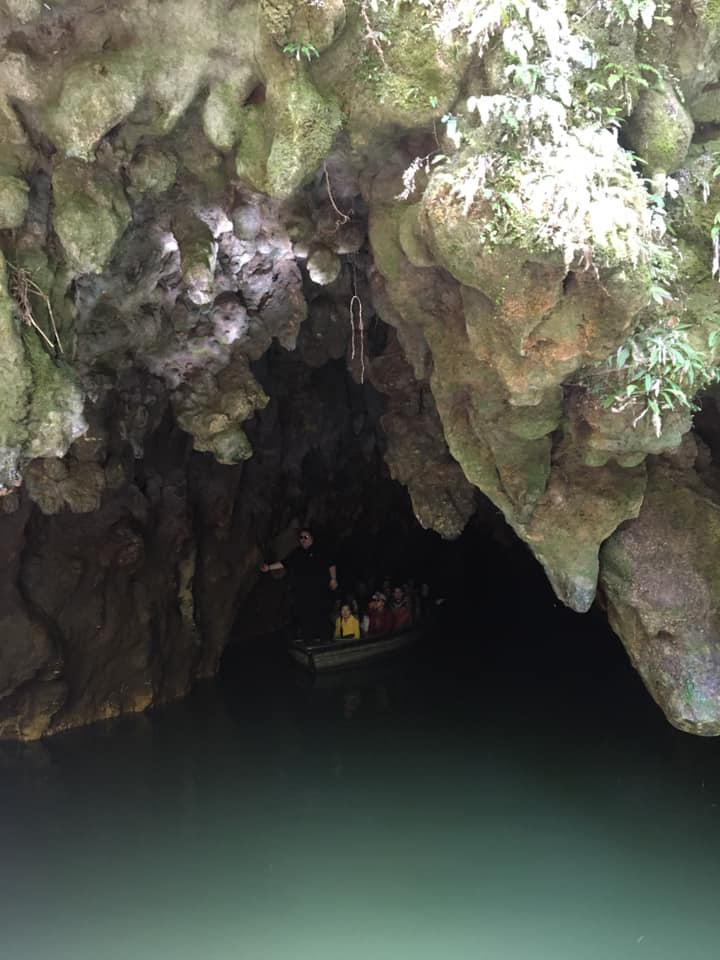 barchetta che esce dalla grotta di Waitomo Caves in Nuova Zelanda
