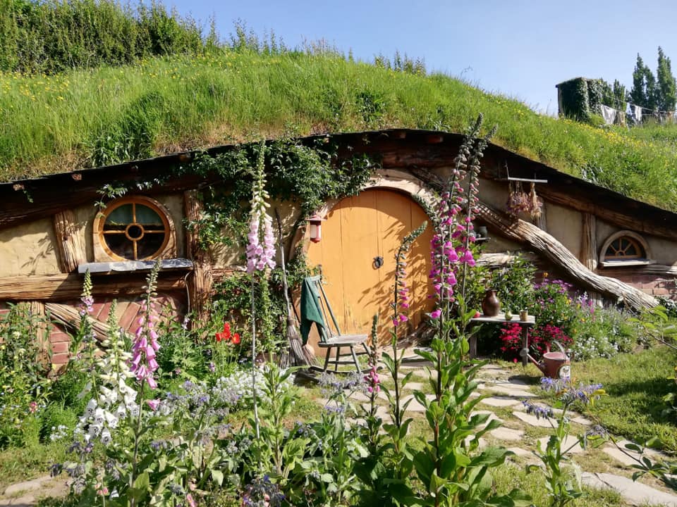 piccola casetta con porta gialla nel villaggio degli Hobbit