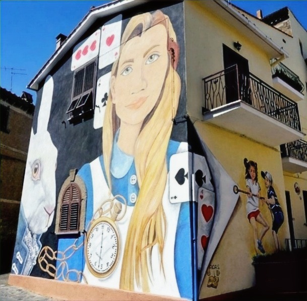 murales di Alice nel Paese delle Meraviglie a Sant'Angelo, il Paese delle Fiabe