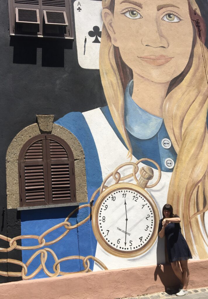 particolare dell'orologio nel murale di Alice nel Paese delle Meraviglie a Sant'Angelo, il Paese delle Fiabe