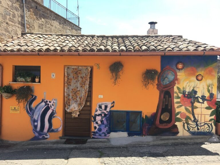 murales con lumière e tazze di "la Bella e la Bestia" a Sant'Angelo, il Paese delle Fiabe