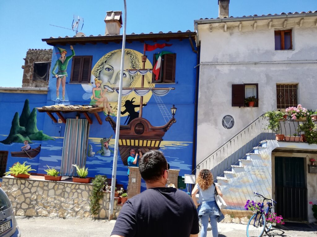 casa con murales di Peter Pan a Sant'Angelo, il Paese delle Fiabe