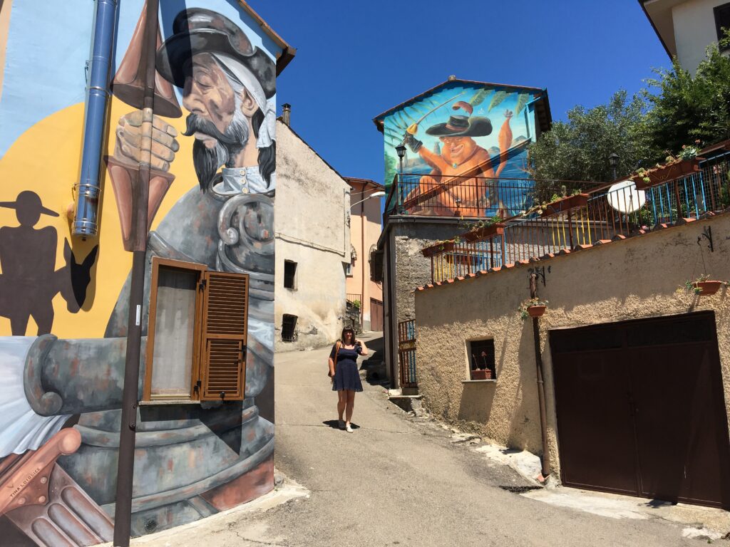 case con i murales a Sant'Angelo, il Paese delle Fiabe