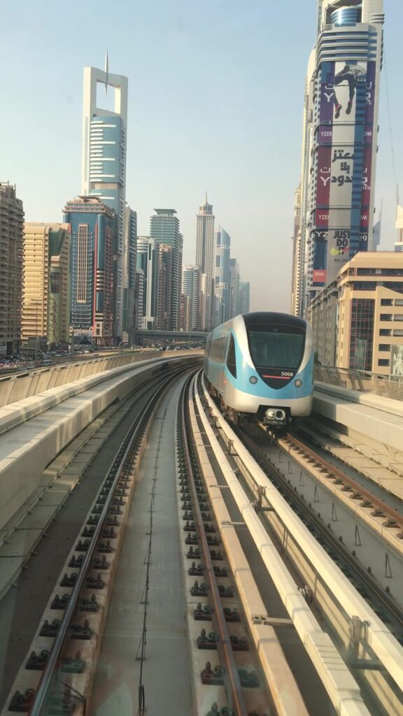 Cosa vedere a Dubai in 5 giorni: metro che attraversa la città