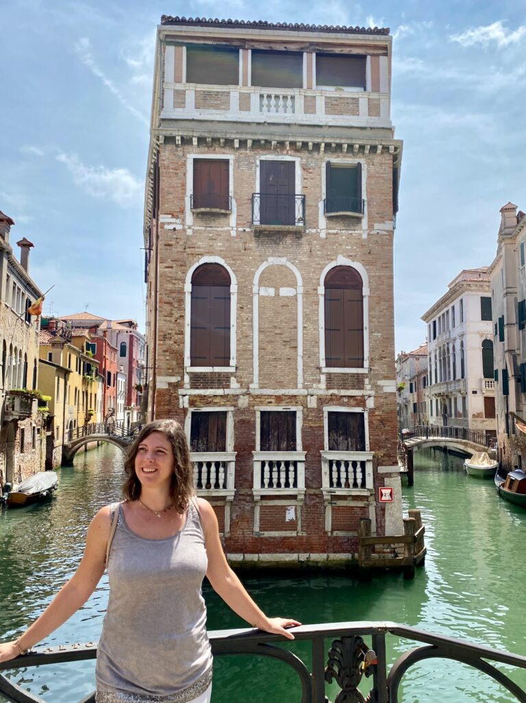 Venezia insolita: il palazzo circondato dall'acqua