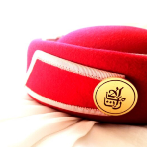 Cappello rosso assistente di volo