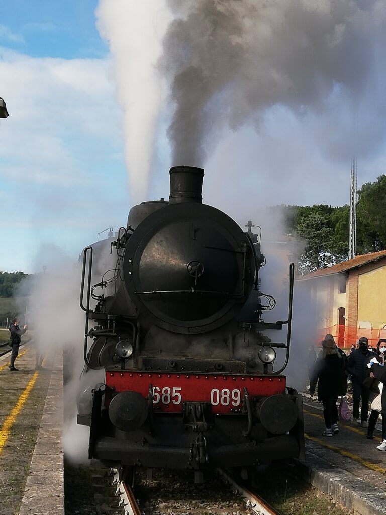 treno a vapore che sbuffa